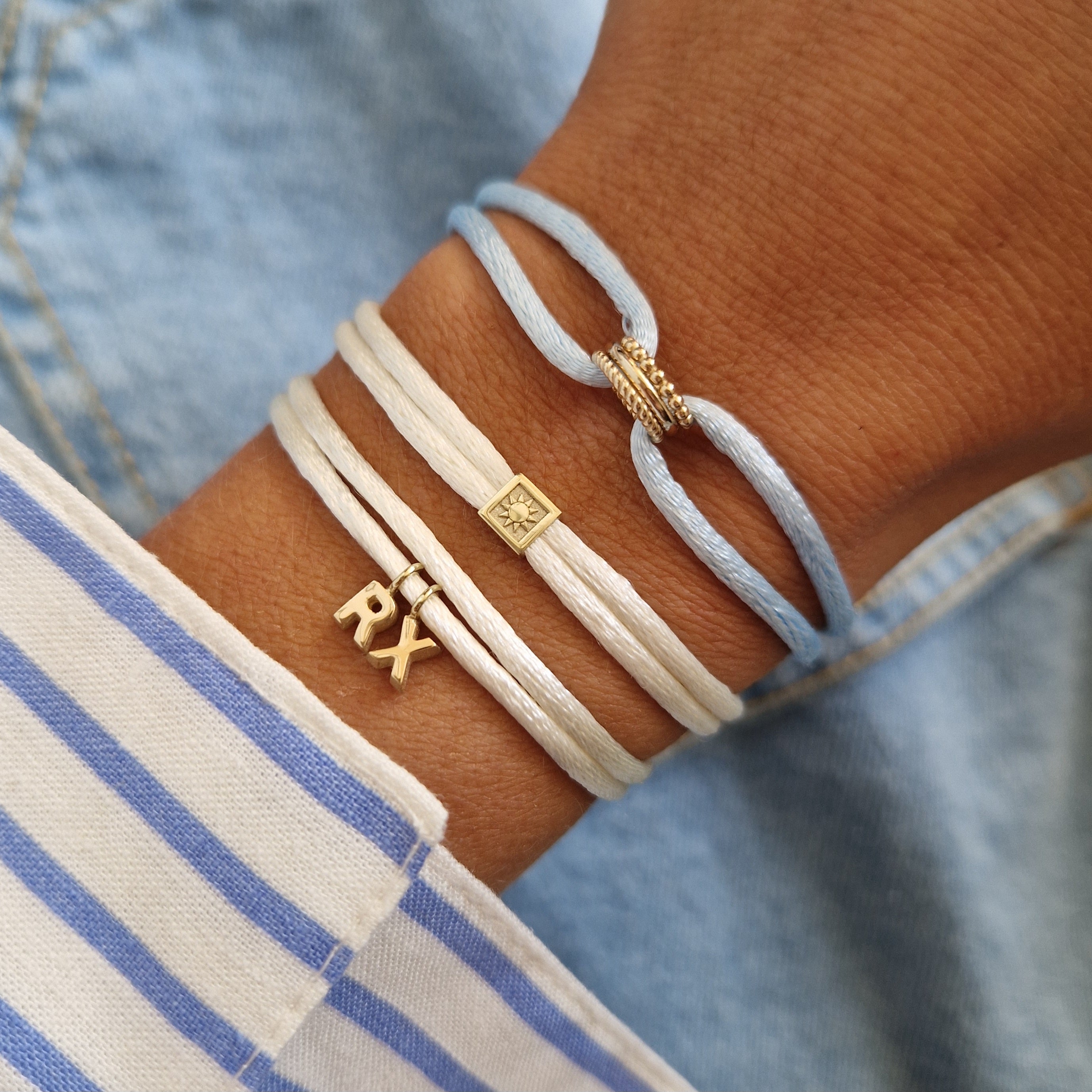 Handgemaakte gouden armbanden met initialen
