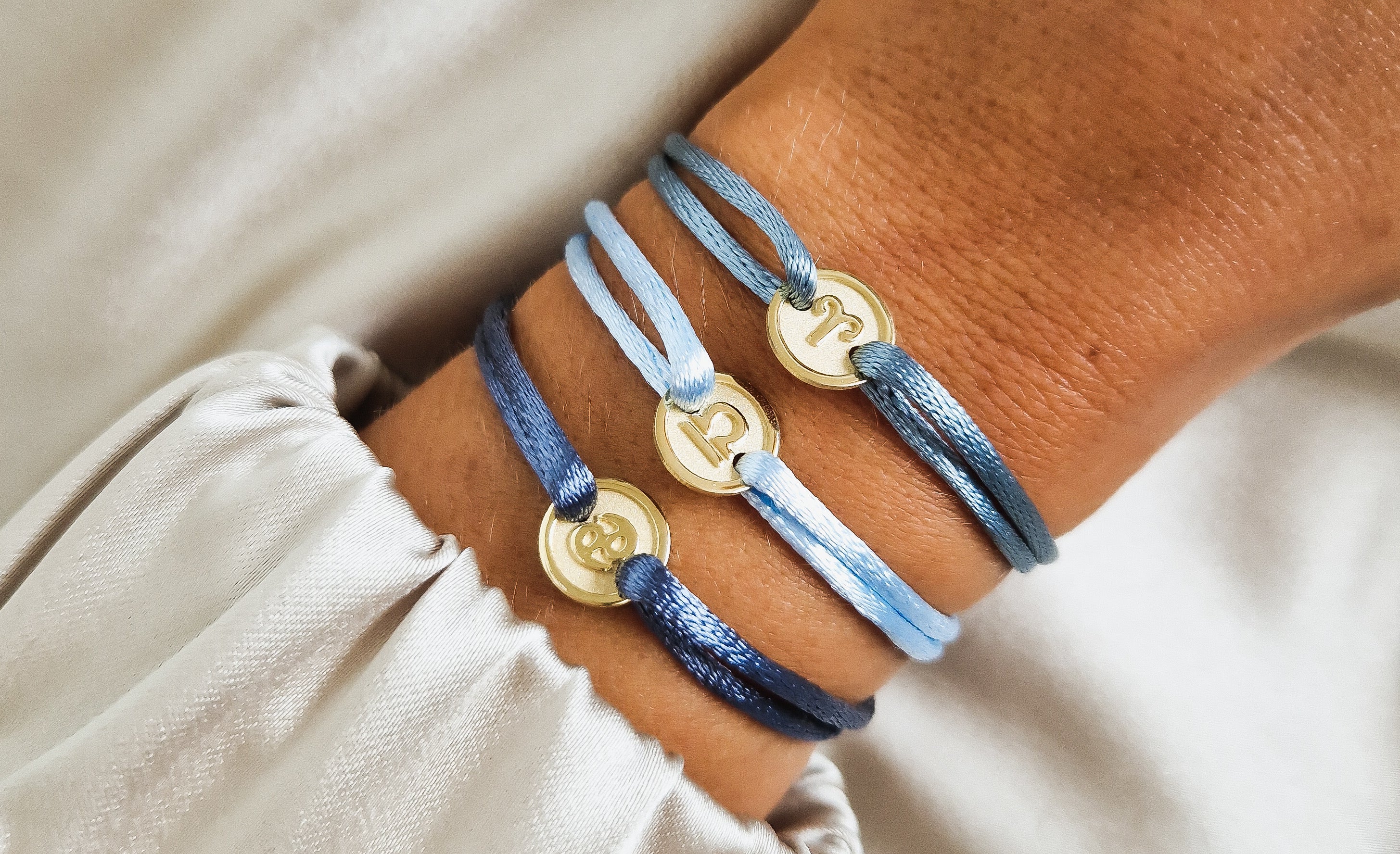 Gouden sieraden met sterrenbeeld