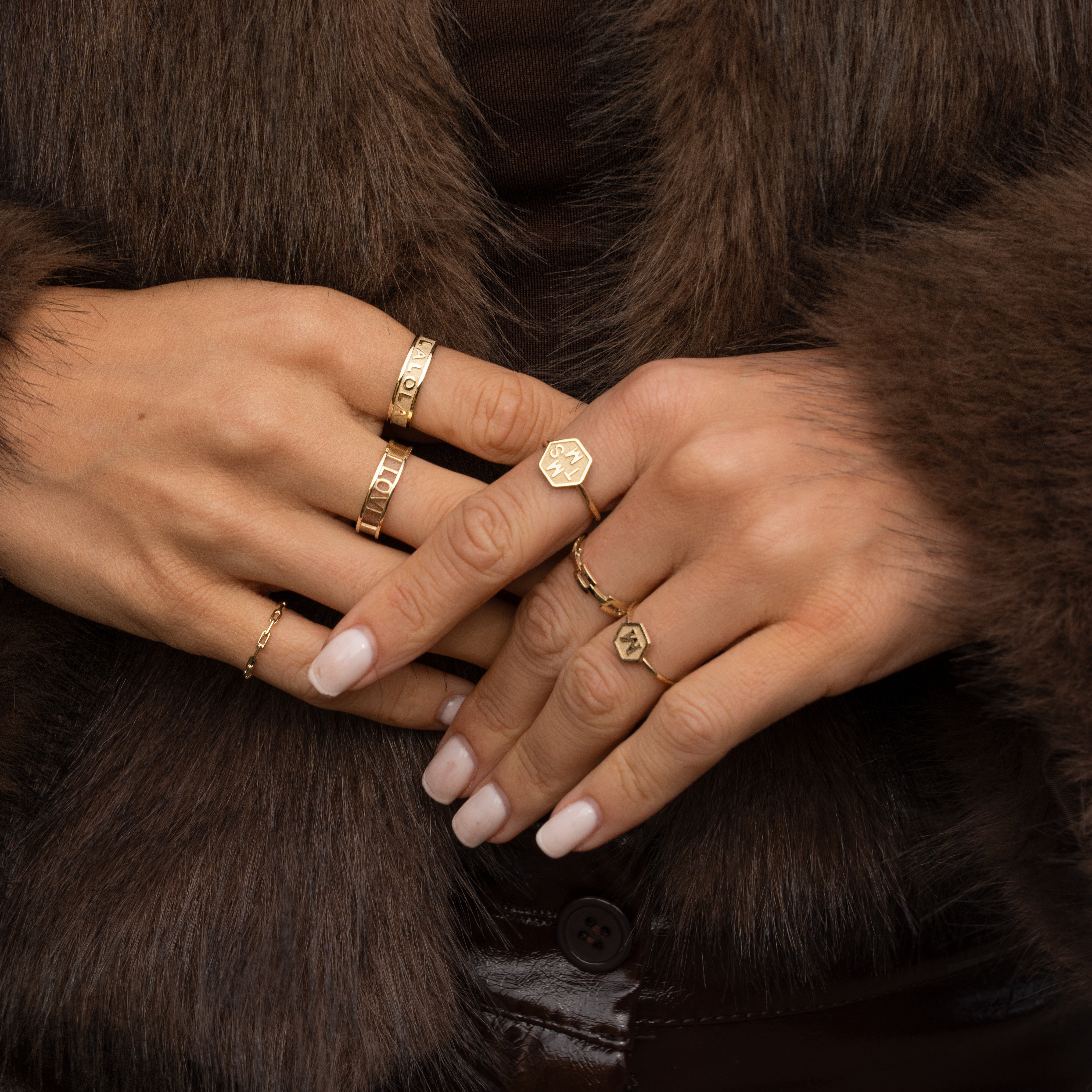 Handgemaakte gouden ringen met letter